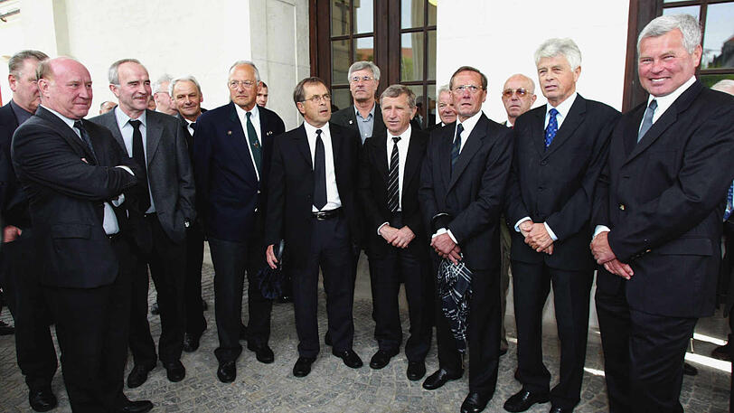 Die Meistermannschaft der Löwen bei Brunnenmeiers Beerdigung im Jahr 2003.