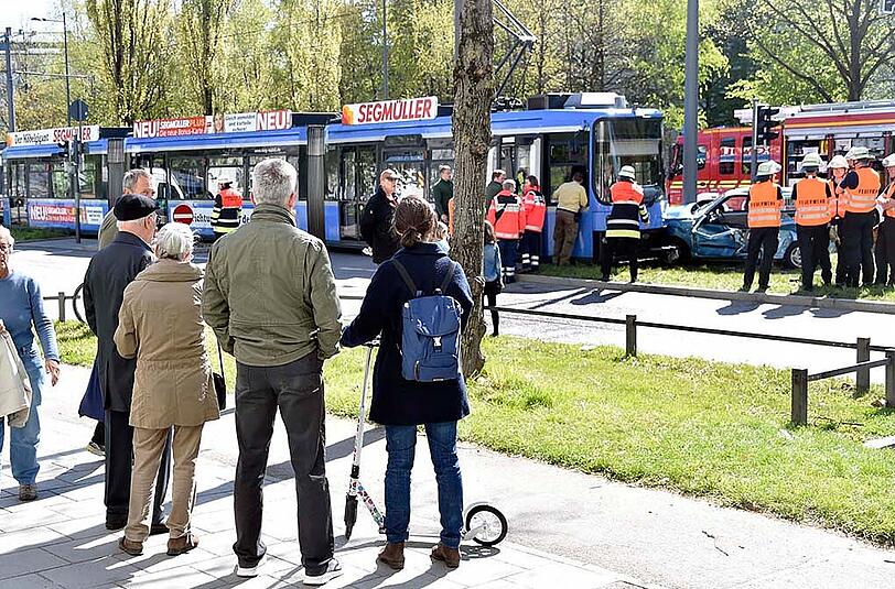 Bilder vom Verkehrsunfall in der Cosimastraße. Eine Tram kolliderte mit einem Pkw.