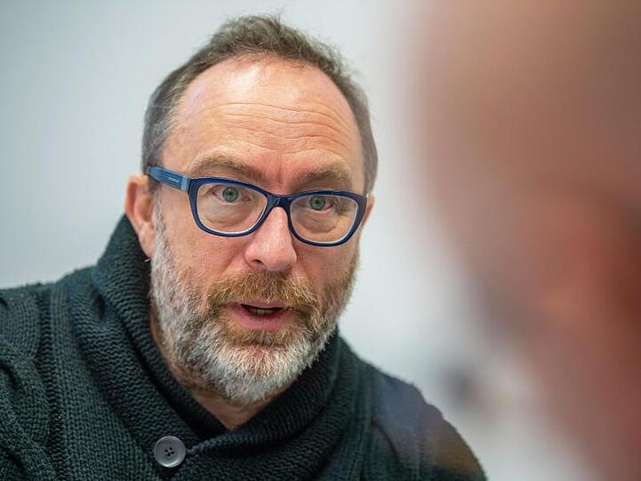 Jimmy Wales, Mitbegründer der Online-Enzyklopädie Wikipedia, spricht während der Innovationskonferenz DLD (Digital Life Design) im Interview mit der dpa.