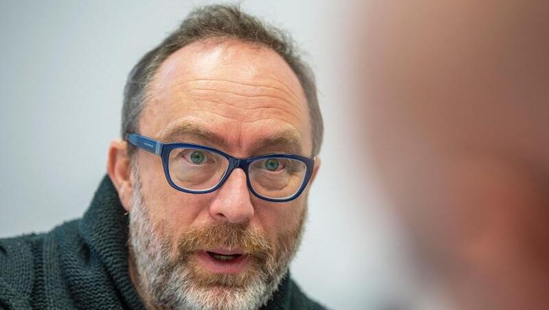 Jimmy Wales, Mitbegründer der Online-Enzyklopädie Wikipedia, spricht während der Innovationskonferenz DLD (Digital Life Design) im Interview mit der dpa. Jimmy Wales, Mitbegründer der Online-Enzyklopädie Wikipedia, spricht während der Innovationskonferenz DLD (Digital Life Design) im Interview mit der dpa.