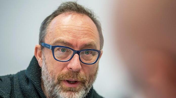 Jimmy Wales, Mitbegründer der Online-Enzyklopädie Wikipedia, spricht während der Innovationskonferenz DLD (Digital Life Design) im Interview mit der dpa.