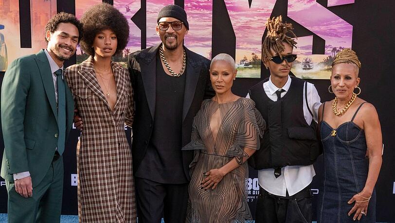 Will Smith mit seinen Kindern Trey (li.), Willow (2.v.l.) und Jaden (2.v.r.) sowie Ehefrau Jada und Schwiegermutter Adrienne (re.) in Los Angeles. Will Smith mit seinen Kindern Trey (li.), Willow (2.v.l.) und Jaden (2.v.r.) sowie Ehefrau Jada und Schwiegermutter Adrienne (re.) in Los Angeles.