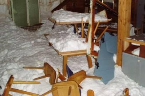 Schnee türmt sich auf Tischen, Stühlen bis in den letzten Winkel der Hütte