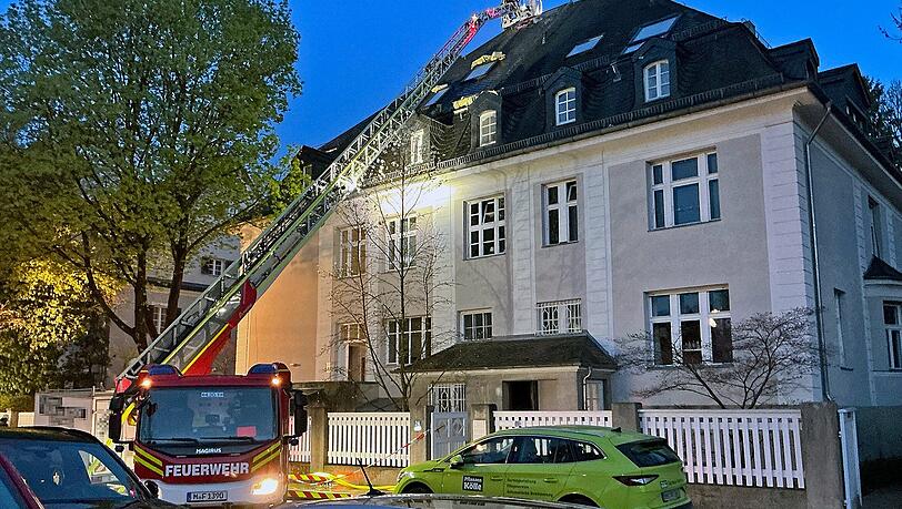 Ein Mann hatte auf einer Terrasse "knisternde Geräusche aus dem Dachbereich" wahrgenommen und die Feuerwehr informiert. Ein Mann hatte auf einer Terrasse "knisternde Geräusche aus dem Dachbereich" wahrgenommen und die Feuerwehr informiert.
