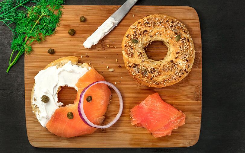 Auch auf einem Bagel macht sich das Omelett gut. Bestreichen Sie großzügig beide Hälften eines Bagels mit Kräuterfrischkäse und belegen Sie ihn dann nach Belieben, zum Beispiel mit Räucherlachs, Avocado und einem Omelett oder Spiegelei. Guten Appetit! Auch auf einem Bagel macht sich das Omelett gut. Bestreichen Sie großzügig beide Hälften eines Bagels mit Kräuterfrischkäse und belegen Sie ihn dann nach Belieben, zum Beispiel mit Räucherlachs, Avocado und einem Omelett oder Spiegelei. Guten Appetit!