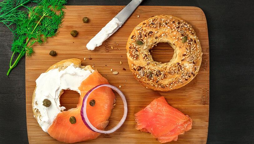 Die besondere Konsistenz von Bagels ist auf einen wichtigen Schritt vor dem Backen zur&uuml;ckzuf&uuml;hren.