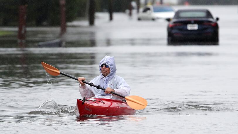 Ein Sturm an der US-Ostk&uuml;ste &uuml;berflutet Stra&szlig;en in K&uuml;stenorten.