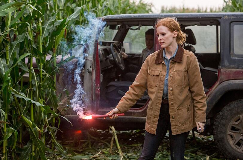 Unten auf der Erde kämpft Coopers Tochter Murphy (Jessica Chastain) ums Überleben. Unten auf der Erde kämpft Coopers Tochter Murphy (Jessica Chastain) ums Überleben.