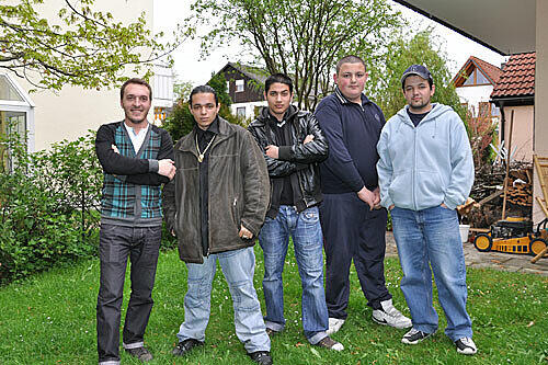 Die Ghettokids (v. l.): Toni (24), Alex (26), Moutiz (17), Vasilli (14) und Benni (24). Der Verein hat ihnen neue Perspektiven vermittelt.Fotos (3): Torsten Huber