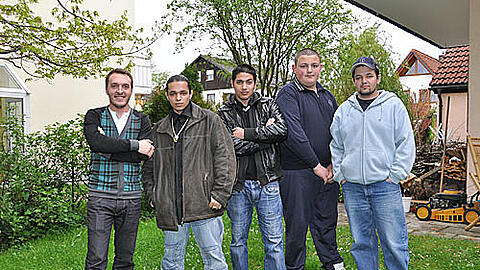 Die Ghettokids (v. l.): Toni (24), Alex (26), Moutiz (17), Vasilli (14) und Benni (24). Der Verein hat ihnen neue Perspektiven vermittelt.Fotos (3): Torsten Huber