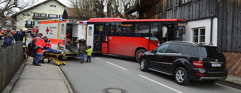 In Seebruck ist ein Linienbus in ein Haus gekracht - die Bilder vom Unfall.