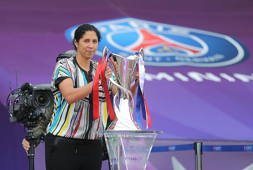 Fußball Champions League, Frauen - Finale: 1. FFC Frankfurt - Paris St. Germain am 14.05.2015 im Friedrich-Ludwig-Jahn-Sportpark in Berlin. DFB-Direktorin (und zukünftige Bundestrainerin) Steffi Jones bringt die Champions-League-Trophäe ins Stadion.