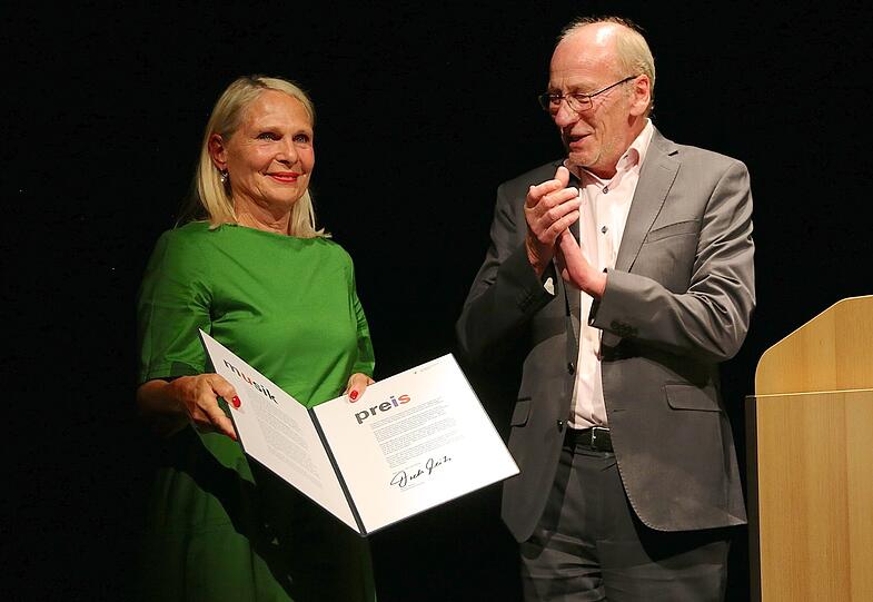 Kulturreferent Hans-Georg Küppers und Preisträgerin Eva Mair-Holmes.