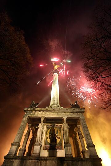 Happy New Year 2014! München feiert Silvester. Hier gibt's die Bilder vom Feuerwerk und von der Party am Friedensengel.