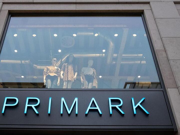 Der Erfolg von Fast-Fashion-Anbietern wie Primark oder Zara hält auch wahrend der Corona-Krise an.