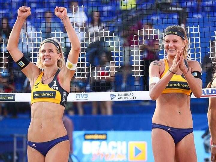 Laura Ludwig (l) und Margareta Kozuch feiern ihren Sieg über das US-Duo auf dem Center Court.