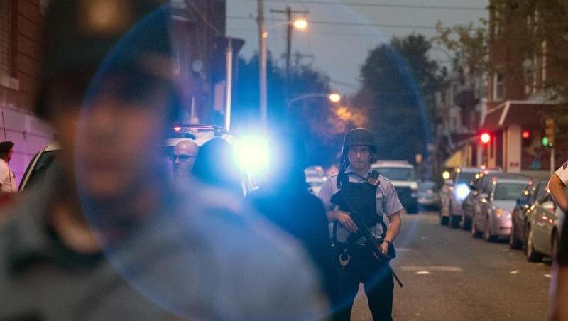 Polizisten während des Einsatzes in Philadelphia. Polizisten während des Einsatzes in Philadelphia.
