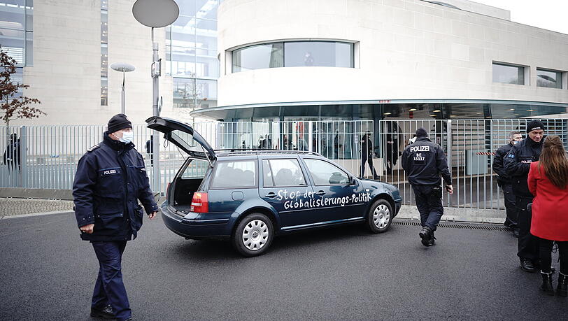 Der Wagen vor dem Kanzleramt. Der Wagen vor dem Kanzleramt.