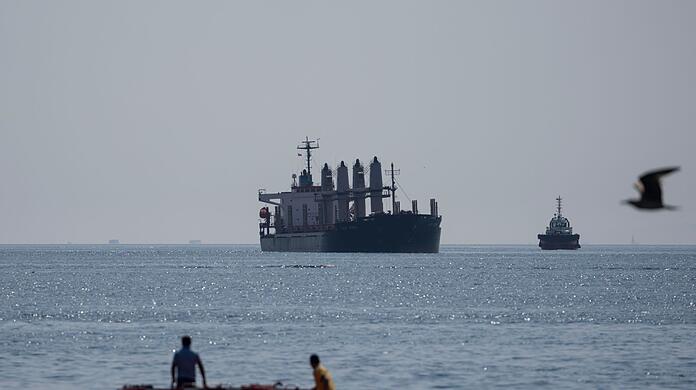 Das mit Getreide beladene Frachtschiff "Lady Zehma" ankert im Marmarameer.