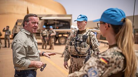 Bundesverteidigungsminister Boris Pistorius (l.) im Bundeswehr-Feldlager in Gao.