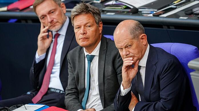 Zwei von ihnen haben sich widersprechende Wirtschaftspapiere vorgelegt, der dritte versucht nun, zu retten, was noch zu retten ist (v.l.): FDP-Chef und Finanzminister Christian Lindner, Wirtschaftsminister Robert Habeck (Grüne) und Bundeskanzler Olaf Scholz (SPD).