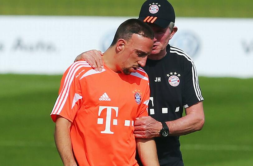Trainer Jupp Heynckes vom FC Bayern redet Franck Ribéry im Trainingslager in Doha, Katar, gut zu.