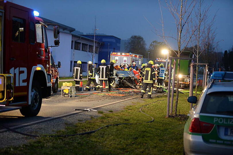 Ein Audi-Fahrer geriet auf der Bundesstraße bei Marquartstein auf die Gegenfahrbahn. Es kam zum Frontalzusammenstoß.