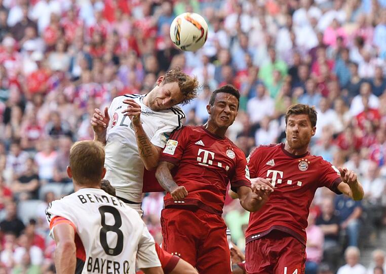 Xabi Alonso, Note 2: Starker Auftritt des Spaniers. Ließ sich immer wieder in die Abwehrkette zurückfallen, half dort fleißig aus, gewann Kopfballduelle, gab Kommandos. Zudem mit vielen gescheiten Pässen ins vordere Drittel des Spielfeldes. Zum Beispiel vor dem 1:0, als er Douglas Costa mit einem punktgenauen Diagonalball in Szene setzte.