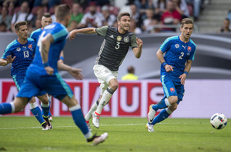 Jonas Hector: Note 4. Die Konstante im DFB-Team auf der linken Abwehrseite. Der Kölner macht  
aber auch wenig Fehler, schaltet sich oft mutig nach vorne in die  
Angriffe ein. In Halbzeit zwei schwamm Hector dann auch einige Male.