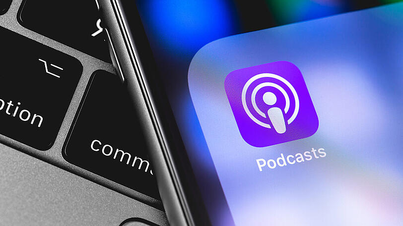 Egal ob beim Kochen, Bügeln oder Chillen: Podcasts sind der perfekte Begleiter für zu Hause