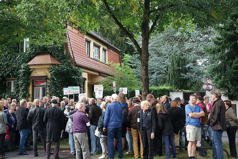 Knapp 200 Demonstranten haben sich vor der alten, gelben Villa in der Lerchenauer Straße 206 getroffen. Wie viele Bürger wünschen sie sich, dass das Haus erhalten bleibt.