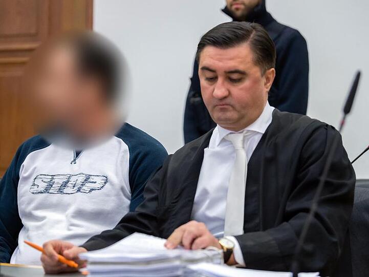 Der 48-jährige Angeklagte (l.) sitzt vor Prozessbeginn im Gerichtssaal des Landgerichts neben seinem Verteidiger Alois Kovac.
