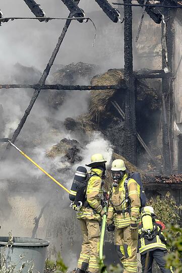 Etwa zehn Feuerwehren aus den Landkreisen Tölz, Starnberg und Weilheim bekämpften den Großbrand in der Nähe des Ostufers vom Starnberger See.