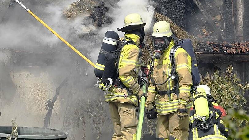 Etwa zehn Feuerwehren aus den Landkreisen Tölz, Starnberg und Weilheim bekämpften den Großbrand in der Nähe des Ostufers vom Starnberger See. Etwa zehn Feuerwehren aus den Landkreisen Tölz, Starnberg und Weilheim bekämpften den Großbrand in der Nähe des Ostufers vom Starnberger See.