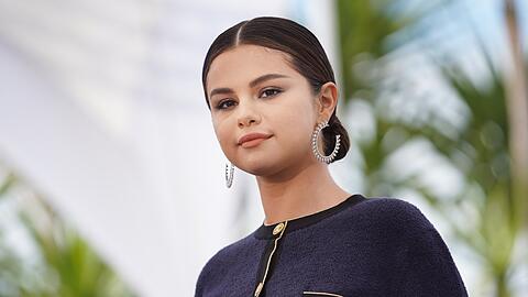 Selena Gomez tritt als Moderatorin in Erscheinung.