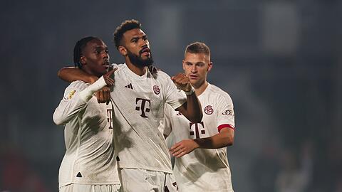 Eric Maxim Choupo-Moting (M) feiert seinen Treffer zum 0:1 mit Mathys Tel (l) und Joshua Kimmich.