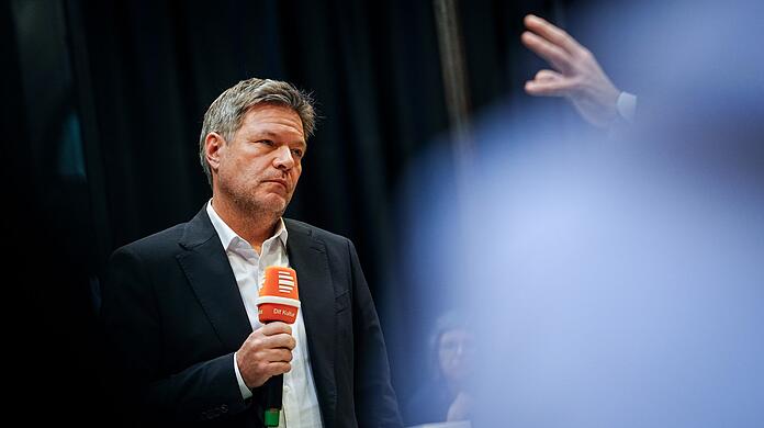 Nach seinem Talk bei Deutschlandfunk Kultur beantwortet Robert Habeck, Bundeswirtschaftsminister und Kanzlerkandidat der Grünen, Fragen von Reporterinnen.