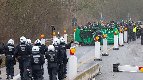 Polizei und Demonstranten treffen auf der B429 nahe der Lahnbr&uuml;cke aufeinander.