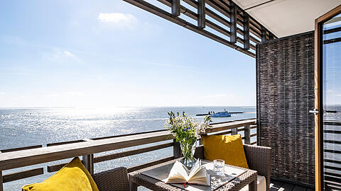 Balkon mit Blick auf die Nordsee: So sieht das aus, wenn man im Hotel Budersand auf Sylt Urlaub macht.