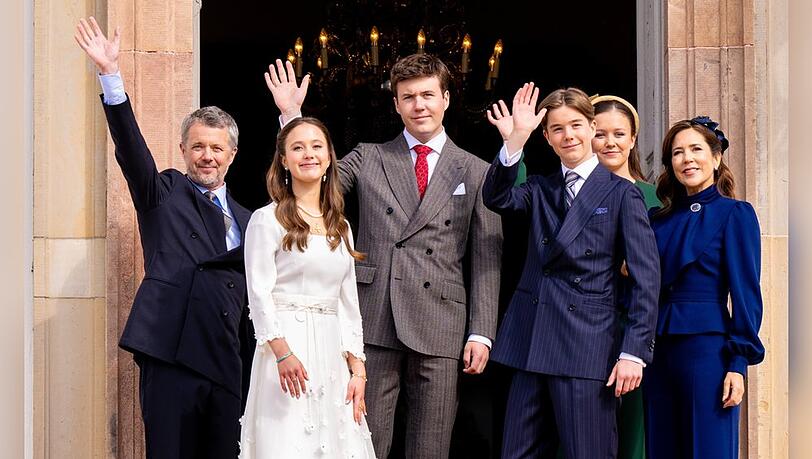 K&ouml;nig Frederik, Prinzessin Josephine, Kronprinz Christian, Prinz Vincent, Prinzessin Isabella und K&ouml;nigin Mary (v.l.) vor der Konfirmation der Zwillinge.