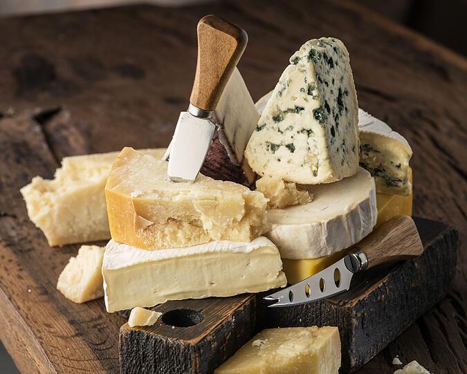 Wenn K&auml;se unerw&uuml;nscht schimmelt, ist die Sorte entscheidend. Bei Hartk&auml;se wie Parmesan oder gereiftem Bergk&auml;se kann man den Schimmel gro&szlig;z&uuml;gig entfernen. Danach ist der K&auml;se weiterhin essbar. Es wird empfohlen, die betroffene Stelle mit einem zus&auml;tzlichen Rand von zwei bis drei Zentimetern abzuschneiden.