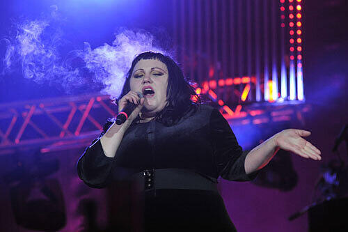 Die Band-Optik wird besonders von der Frontfrau Beth Ditto beherrscht, die bei Konzerten des öfteren bis auf die Unterwäsche strippt. In Ischgl unterschlug sie diesen Showteil. Es war ihr wohl zu kalt.