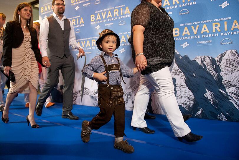 Er weiß, was man anzieht, wenn das Motto des Abends "Bavaria - Traumreise durch Bayern" lautet: ein kleiner Bub in bayerischer Tracht.