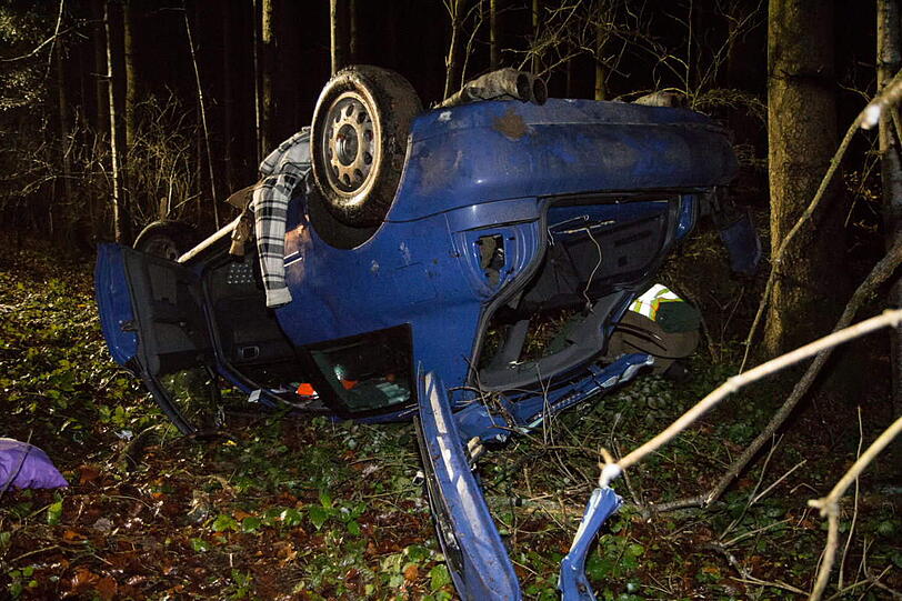 Zuerst krachte das Auto gegen einen Baum, dann überschlug es sich.