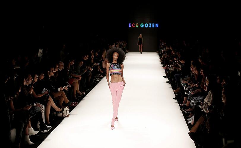 Bereits am Montag präsentierten heiße Models die Mode für das kommende Jahr.