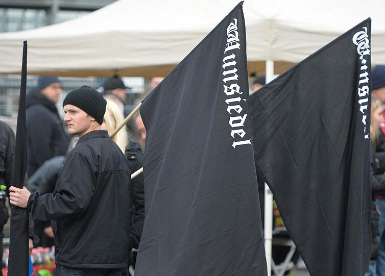 &bdquo;Wir gedenken der Opfer und nicht der Täter&ldquo;. Unter diesem Motte haben am Samstag etwa 300 Menschen in Wunsiedel
gegen einen Nazi-Aufmarsch protestiert. Die Bilder von der Demo!