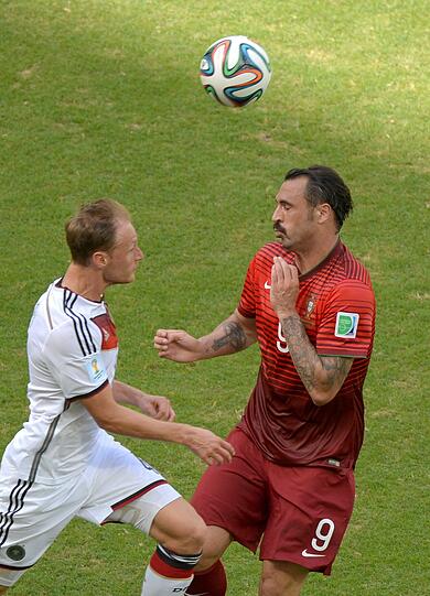 BENEDIKT HÖWEDES - Note 3 - Der vierte Innenverteidiger, der vierte Souverän &ndash; auf der linken Seite. Stabiler und offensiver als gedacht. Glück, dass es keinen Elfer bei seinem Foul an Eder gab.