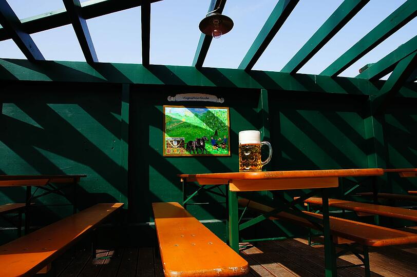 Im Hirschgarten ist Platz für 8000 Gäste - und naive Kunst.