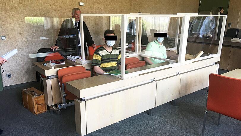 Die Angeklagten und ihre Anwälte. Die beiden Männer sollen in einer Pasinger Wohnung mit verschiedensten Drogen gehandelt haben.