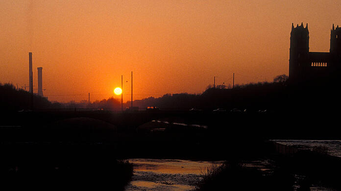 Nach Sonnenuntergang wurde an der Isar gefeiert. (Archivbild)